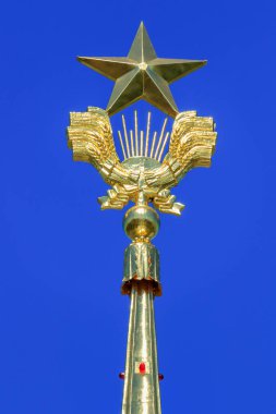 Moskova, Rusya - 01 Ağustos 2018: Yaldızlı Sovyet yıldız closeup spire pavilion Central sergi başarıları, Ulusal Ekonomi (Fuar) Moskova'da üzerinde kulenin üzerinde mavi gökyüzü arka plan üzerinde