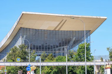 Moskova, Rusya - 01 Ağustos 2018: Cam cephe Pavyonu Montreal sergi başarıları, Ulusal Ekonomi (Fuar) Moskova'da üzerinde bir güneşli yaz sabahı