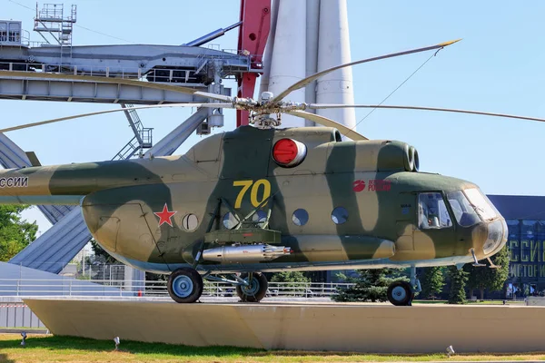 Moskow Rusia Agustus 2018 Helikopter Soviet Dengan Latar Belakang Roket — Stok Foto