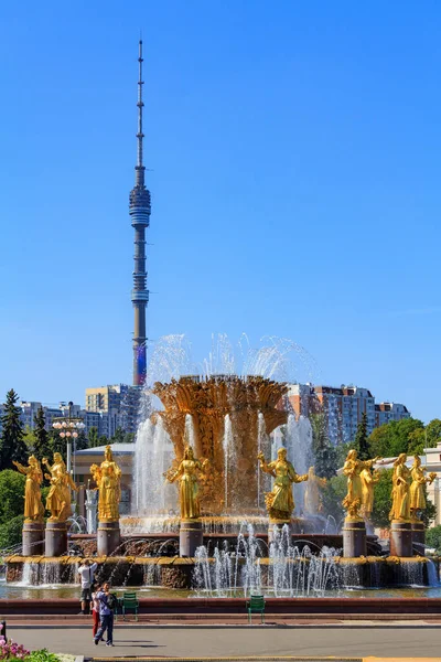 Moskova, Rusya - 01 Ağustos 2018: Çeşme dostluk Moskova'da Vdnh Ostankino televizyon kule güneşli yaz sabahı bir mavi gökyüzü arka plan üzerinde karşı halkların