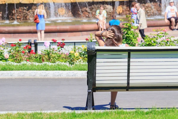 Moskau Russland 2018 Eine Junge Frau Sitzt Einem Sonnigen Sommermorgen — Stockfoto