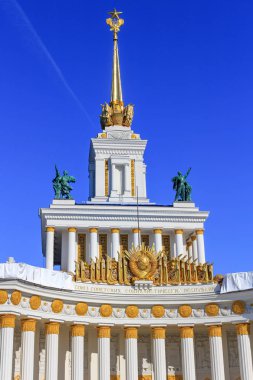 Moskova, Rusya - 01 Ağustos 2018: Köşk Merkez Vdnh Moskova'da üzerinde bir güneşli yaz sabahı mavi gökyüzü arka plan üzerinde orta kesiminde cephe parçası