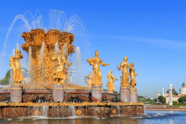 Moskova, Rusya - 01 Ağustos 2018: Çeşme dostluk güneşli yaz sabahı bir mavi gökyüzü arka plan üzerinde fuar Moskova'da üzerinde halkların