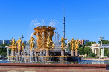 Moskova, Rusya - 01 Ağustos 2018: Çeşme dostluk Ostankino televizyon kulesi bir güneşli yaz sabahı karşı üzerinde sergi başarıları, Ulusal Ekonomi (Fuar) Moskova'da halkların