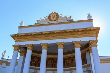 Moskova, Rusya - 01 Ağustos 2018: Cephe Pavyonu Sovnarkom'un sergi başarıları, Ulusal Ekonomi (Fuar) Moskova'da üzerinde bir güneşli yaz sabahı