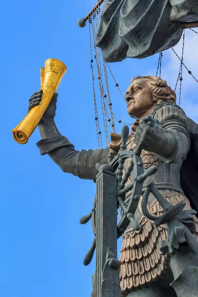 Moskova, Rusya - 30 Temmuz 2018: Rus Çarı Peter mavi gökyüzü karşı harika portre heykelini