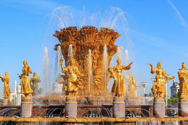 Moskova, Rusya - 01 Ağustos 2018: Çeşme dostluk mavi gökyüzü güneşli yaz sabahı Vdnh Moskova'da üzerinde halkların