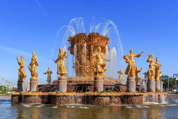 Moskova, Rusya - 01 Ağustos 2018: Çeşme dostluk mavi gökyüzü arka plan üzerinde sergi başarıları, Ulusal Ekonomi (Fuar) Moskova'da üzerinde halkların