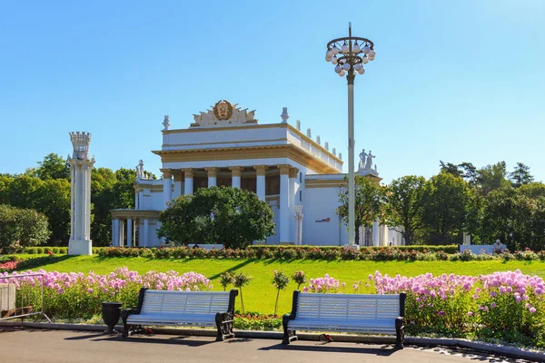 Moskova, Rusya - 01 Ağustos 2018: Pavilion Sovnarkom'un görünümünü üzerinde sergi başarıları, Ulusal Ekonomi (Fuar) mavi gökyüzü güneşli yaz sabahı karşı Moskova'da