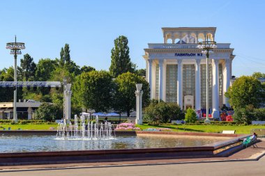 Moskova, Rusya - 01 Ağustos 2018: Pavilion Milli Eğitim üzerinde sergi başarıları, Ulusal Ekonomi (Fuar) karşı Çeşme dostluk Moskova'da halkların güneşli yaz sabahın
