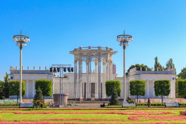 Moskova, Rusya - 01 Ağustos 2018: Sergi başarıları, Ulusal Ekonomi (Fuar) bir güneşli yaz sabahı yeşil ağaç arka plan üzerinde Moskova'da Pavilion kültür