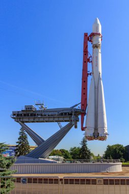 Moskova, Rusya - 01 Ağustos 2018: Vostok booster roketin sergi başarıları, Ulusal Ekonomi (Fuar) Moskova'da güneşli yaz sabahı bir mavi gökyüzü arka plan üzerinde