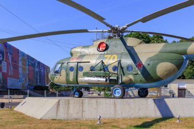 Moskova, Rusya - 01 Ağustos 2018: Dünya Mi-8t closeup en büyük çift motorlu helikopter sergi başarıları, Ulusal Ekonomi (Fuar) Moskova'da üzerinde mavi gökyüzü arka plan üzerinde