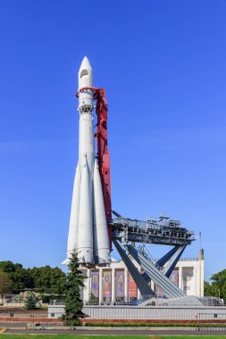 Moskova, Rusya - 01 Ağustos 2018: Vostok booster roketin sergi başarıları, Ulusal Ekonomi (Fuar) Moskova'da bir güneşli yaz sabahı