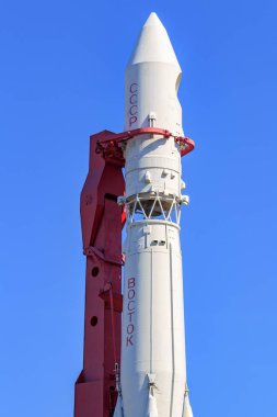 Moskova, Rusya - 01 Ağustos 2018: Vostok booster roket sergi başarıları, Ulusal Ekonomi (Fuar) Moskova'da mavi gökyüzü güneşli yaz sabahı karşı