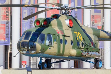 Moskova, Rusya - 01 Ağustos 2018: Rus helikopteri Mi-8t closeup pavilion sergi başarıları, Ulusal Ekonomi (Fuar) Moskova'da araçta bir güneşli yaz sabahı karşı