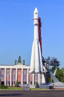 Moskova, Rusya - 01 Ağustos 2018: Vostok booster roket pavilion sergi başarıları, Ulusal Ekonomi (Fuar) Moskova'da araçta arka plan üzerinde