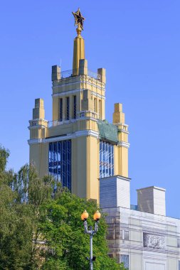 Moskova, Rusya - 01 Ağustos 2018: Pavilion tahıl Vdnh yeşil ağaçlar ve mavi gökyüzü güneşli yaz sabahı karşı Moskova'da üzerinde