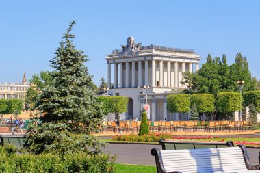 Moskova, Rusya - 01 Ağustos 2018: Pavilion optik üzerinde sergi başarıları, Ulusal Ekonomi (Fuar) Moskova yeşil ağaç arka plan üzerinde ve mavi gökyüzü güneşli yaz sabahı