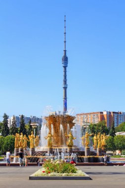 Moskova, Rusya - 01 Ağustos 2018: Çeşme dostluk Ostankino televizyon kulesi arka planda güneşli yaz sabahı üzerinde sergi başarıları, Ulusal Ekonomi (Fuar) Moskova'da üzerinde halkların
