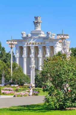 Moskova, Rusya - 01 Ağustos 2018: Pavilion Ermenistan sergi başarıları, Ulusal Ekonomi (Fuar) Moskova'mavi gökyüzü arka plan sabahı güneşli yaz