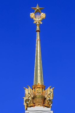 Moskova, Rusya - 01 Ağustos 2018: Yaldızlı spire pavilion Central sergi başarıları, Ulusal Ekonomi (Fuar) Moskova'da üzerinde mavi gökyüzü arka plan üzerinde kule üzerinde Sovyet yıldız closeup ile