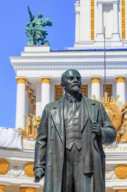 Moskova, Rusya - 01 Ağustos 2018: Vladimir Lenin üzerinde sergi başarıları, Ulusal Ekonomi (Fuar) Köşk Merkez güneşli yaz sabahı bir arka plan üzerinde Moskova'da anıt