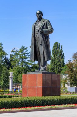 Moskova, Rusya - 01 Ağustos 2018: Vladimir Lenin üzerinde sergi başarıları, Ulusal Ekonomi (Fuar) mavi gökyüzü arka planda güneşli yaz sabahı tarihinde Moskova'da anıt