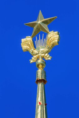 Moskova, Rusya - 01 Ağustos 2018: Yaldızlı Sovyet yıldız closeup spire pavilion Central sergi başarıları, Ulusal Ekonomi (Fuar) Moskova'da üzerinde kulenin üzerinde mavi gökyüzü arka plan üzerinde