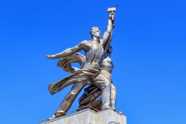 Moskova, Rusya - 01 Ağustos 2018: Sergi başarıları, Ulusal Ekonomi (Fuar) mavi gökyüzü güneşli yaz sabahı Moskova'da bir anıt işçi ve kollektif çiftlik kız görünüm