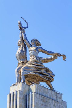 Moskova, Rusya - 01 Ağustos 2018: Anıt işçi ve kollektif çiftlik kız mavi gökyüzü görünümünü Vdnh güneşli yaz sabahı Moskova'da üzerinde