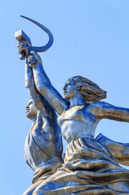 Moskova, Rusya - 01 Ağustos 2018: Anıt işçi ve kollektif çiftlik kız closeup görünümünü üzerinde sergi başarıları, Ulusal Ekonomi (Fuar) mavi gökyüzü güneşli yaz sabahı