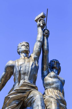 Moskova, Rusya - 01 Ağustos 2018: Anıt işçi ve kollektif çiftlik kız Vdnh Moskova'da mavi gökyüzü güneşli yaz sabahı