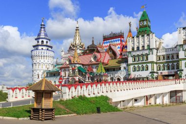 Moskova, Rusya - 06 Ağustos 2018: Kültür ve eğlence karmaşık Kremlin Izmailovo mavi gökyüzü arka plan üzerinde Moskova'da