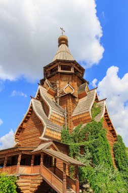 Moskova, Rusya - 06 Ağustos 2018: Ahşap Aziz Nikolaos Kilisesi Izmailovo Kremlin bulutlu mavi gökyüzü karşı. Kültür ve eğlence karmaşık Kremlin Izmailovo Moskova'da
