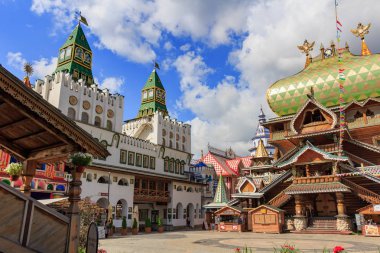 Moskova, Rusya - 06 Ağustos 2018: Merkez Meydanı, Izmailovo Kremlin güneşli yaz sabahı. Kültür ve eğlence karmaşık Kremlin Izmailovo Moskova'da