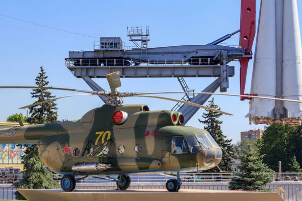 Moskow Rusia Agustus 2018 Helikopter Soviet Dengan Latar Belakang Roket — Stok Foto