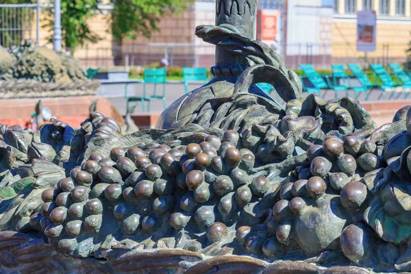 Moscou Rússia Agosto 2018 Elementos Decorativos Uvas Jarro Fonte Flor — Fotografia de Stock