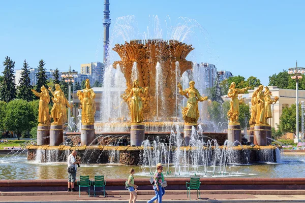 Moscú Rusia Agosto 2018 Turistas Caminando Cerca Fuente Amistad Los — Foto de Stock