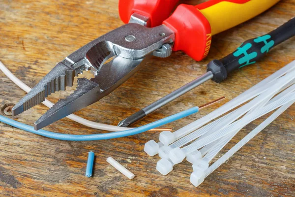 Tornavida ve plastik şap atölyede ahşap masa kablolama için kombinasyon pense