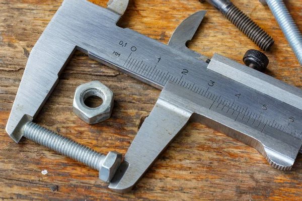 Pinza Vernier Con Tornillos Tuercas Usados Mesa Madera Taller — Foto de Stock