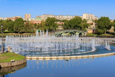 Moskova, Rusya - 12 Ağustos 2018: Işık ve müzik Çeşme Müzesi-rezerv Tsaritsyno güneşli yaz sabah ada Horseshoe üzerinde