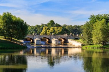 Moskova, Rusya - 12 Ağustos 2018: Görünüm, Tsaritsyn baraj Müzesi-rezerv Tsaritsyno güneşli yaz sabahı