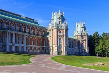 Moskova, Rusya - 12 Ağustos 2018: Büyük Sarayı Müzesi-rezerv Tsaritsyno güneşli yaz sabahı patikalar yeşil çim karşı '