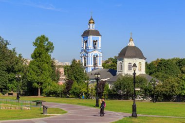 Moskova, Rusya - 12 Ağustos 2018: Tapınak Our Lady hayat veren kaynağında Müzesi-rezerv Tsaritsyno yeşil çim ve mavi gökyüzü güneşli yaz sabahı karşı simgesinin