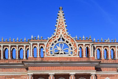 Moskova, Rusya - 12 Ağustos 2018: Amblem colonnade Müzesi-rezerv Tsaritsyno mavi gökyüzü güneşli yaz sabaha karşı Süvari Kolordusu çatısında arka plan üzerinde