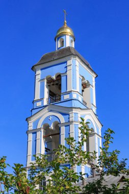 Moskova, Rusya - 12 Ağustos 2018: Çan kulesi of Temple Our Lady hayat veren kaynağında Müzesi-rezerv Tsaritsyno güneşli yaz sabahı, mavi gökyüzü arka plan üzerinde simgesinin