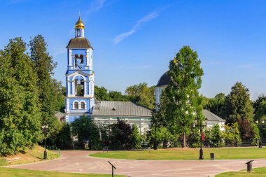 Moskova, Rusya - 12 Ağustos 2018: Tapınak Our Lady hayat veren kaynağında Müzesi-rezerv Tsaritsyno patikalar güneşli yaz sabah karşı simgesinin