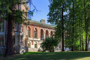 Moskova, Rusya - 12 Ağustos 2018: Cephe, Büyük Saray Müzesi-rezerv Tsaritsyno yeşil ağaçlar ve mavi gökyüzü güneşli yaz sabah karşı içinde