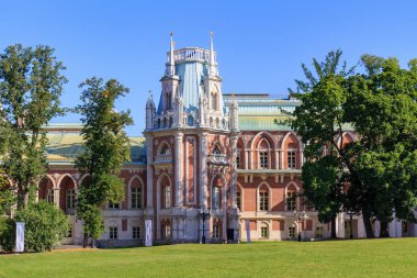 Moskova, Rusya - 12 Ağustos 2018: Tower of büyük Saray Müzesi-rezerv Tsaritsyno mavi gökyüzü ve güneşli yaz sabahı, yeşil çim karşı içinde